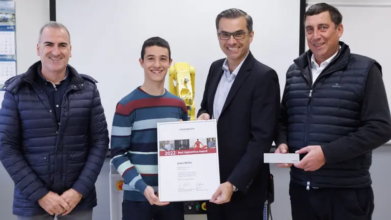 De izquierda a derecha, el presidente del Comité de Empresa de Volkswagen Navarra, Alfredo Morales; el Mejor Aprendiz 2022, Javier Ibiricu; el presidente de Volkswagen Navarra, Michael Hobusch; y el director de Recursos Humanos de la fábrica, Kai Feuerherdt.