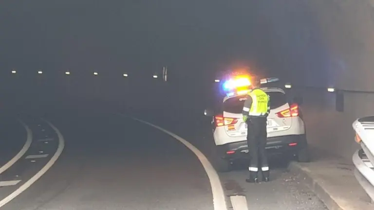 La Guardia Civil investiga la caída de un ciclista en un túnel de la N-121-A en Navarra al paso de un camión. GUARDIA CIVIL