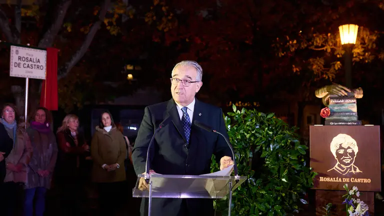 Inauguración la plaza de Rosalía de Castro, situada entre las calles San Fermín, Aralar y la avenida Baja Navarra. PABLO LASAOSA