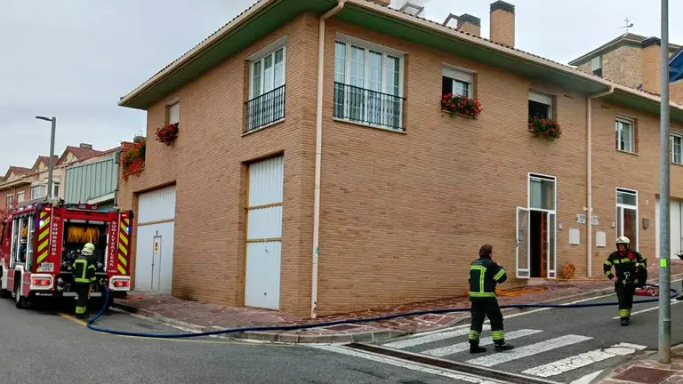 Rescatada una pareja de avanzada edad por un incendio en su cocina en Mutilva. BOMBEROS DE NAVARRA