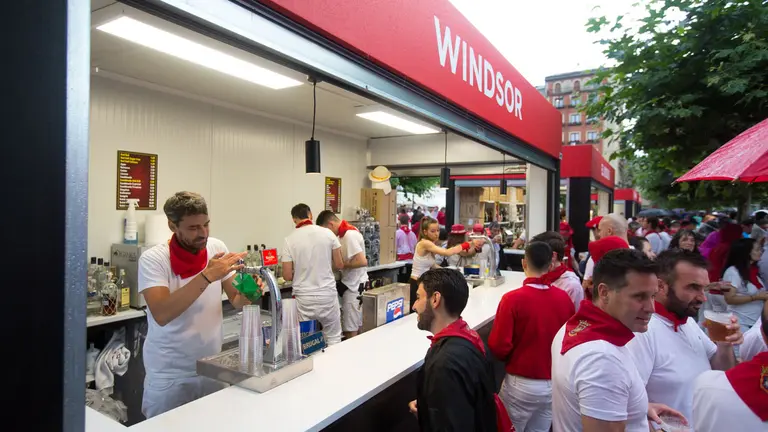 Barras de San Fermín en la Plaza del Castillo de Pamplona el día del Chupinazo de los Sanfermines de 2022. ALEJANDRO VELASCO