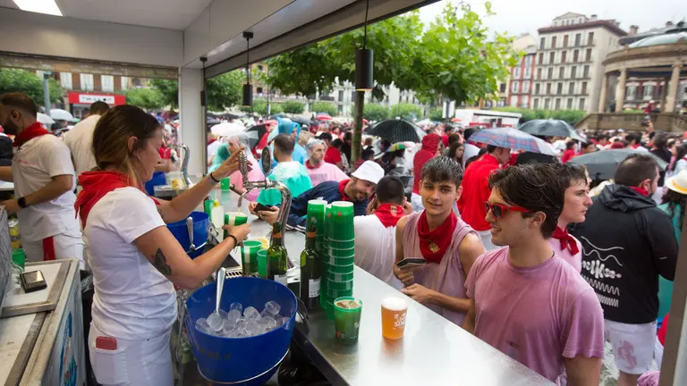 Barras de San Fermín en la Plaza del Castillo de Pamplona el día del Chupinazo de los Sanfermines de 2022. ALEJANDRO VELASCO