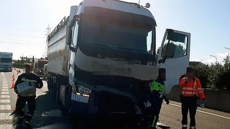 El camión siniestrado en la A-68 ha obligado al corte de un carril. POLICÏAFORAL