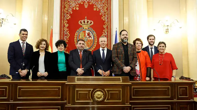 El Presidente del Parlamento de Navarra, Unai Hualde, ha encabezado la representación de la Cámara en el acto institucional que, con motivo del del 40 aniversario de la promulgación de la Ley Orgánica de Reintegración y Amejoramiento del Régimen Foral de Navarra (LORAFNA), se ha celebrado este mediodía en el antiguo salón de sesiones del Senado.