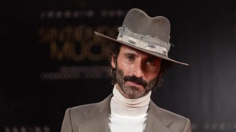 El cantante Leiva posa durante la presentación del documental sobre Joaquín Sabina ‘Sintiéndolo mucho’, en el Hotel Urso, a 15 de noviembre de 2022, en Madrid (España). - Eduardo Parra - Europa Press