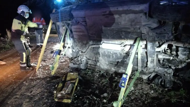 Los bomberos han tenido que liberar al herido en la salida de vía de Milagro. BOMBEROS DE NAVARRA