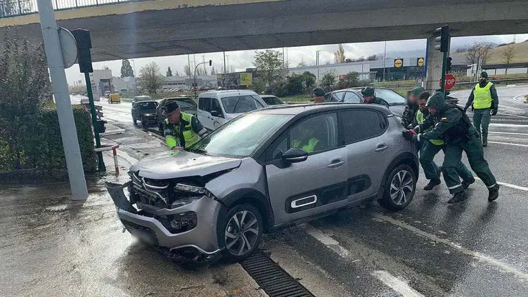 La Guardia Civil se ha encargado de atender el accidente y del correspondiente atestado. GUARDIA CIVIL