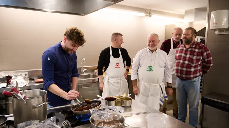 Reunión del jurado del Premio al Toro más Jugoso de la Feria del Toro 2022 en la sociedad Gazteluleku de Pamplona. PABLO LASAOSA
