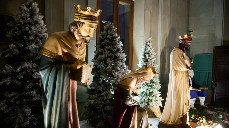 Inauguración del Belén de Navidad 2022 en el zaguán del Ayuntamiento de Pamplona. PABLO LASAOSA