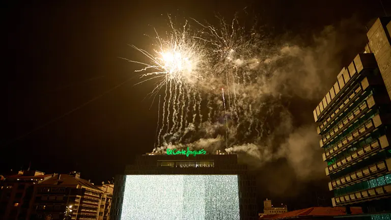 El Corte Inglés celebra su tradicional encendido de luces de navideñas con fugos artificiales por 2022 en Pamplona. PABLO LASAOSA