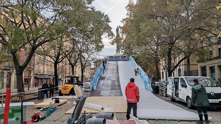 Trabajos de instalación y montaje de la pista de trineos en el Paseo Sarasate de Pamplona de cara a la Navidad de 2022. JIDQ