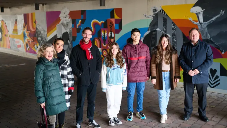 presentación del mural colaborativo de arte urbano realizado por alumnado de Secundaria en la Milagrosa en la plaza peatonal bajo la rotonda en que confluyen la calle Tajonar y la avenida de Cataluña. PABLO LASAOSA