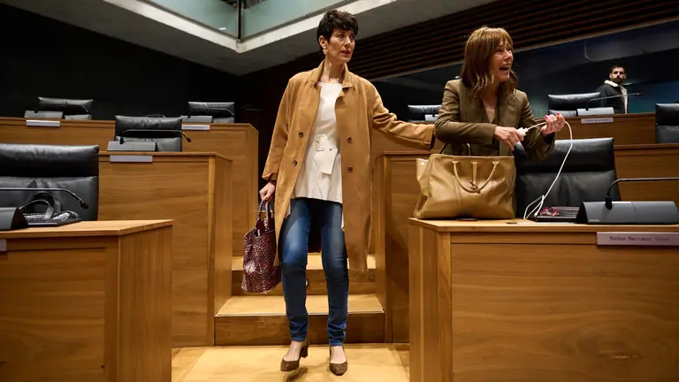 Elma Saiz junto a Uxue Barkos en su llegada al salón de plenos para el debate sobre el Estado de la Comunidad. PABLO LASAOSA