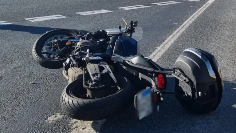 Imagen de cómo ha quedado tras el accidente la motocicleta en la que viajaba el herido. GUARDIA CIVIL
