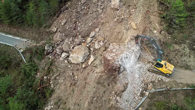La carretera que une la localidad navarra de Ilurdotz se encuentra cortada desde la madrugada del martes como consecuencia de un desprendimiento de rocas, piedras y grava que ocupa más de diez metros de carretera. La única carretera que lega al pueblo estará cortada de dos a cuatro semanas pero se ha habilitado de forma provisional un camino forestal como acceso aunque es complicado transitar por él debido al barro y las pendientes. EFE/ Jesús Diges