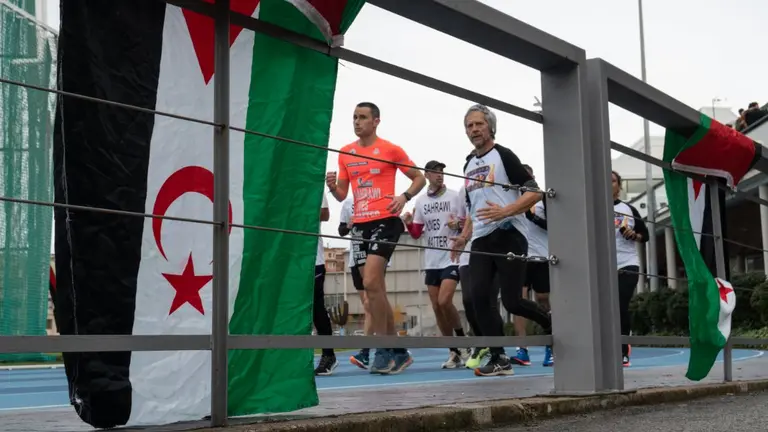 El sangüesino Joseba Alzueta ha corrido durante 10 horas por la crisis humanitaria en el Sahara. CEDIDA