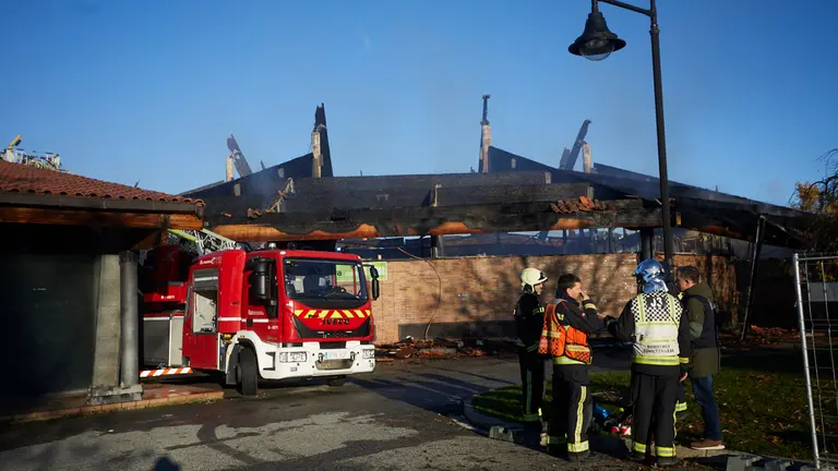 Incendio el Octógono de Gorraiz: el fuego calcina el centro comercial del Valle Egüés. IÑIGO ALZUGARAY