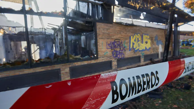 Incendio en el Octógono de Gorraiz: el fuego calcina el centro comercial del Valle Egüés. IÑIGO ALZUGARAY