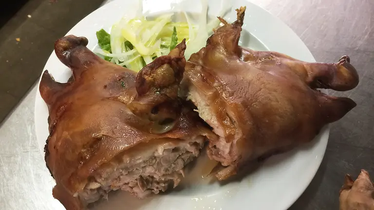 Cabezas de gorrín con lechuga. Navarra.com