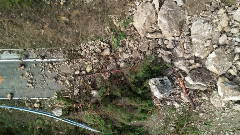 La carretera que une la localidad navarra de Ilurdotz se encuentra cortada desde la madrugada del martes como consecuencia de un desprendimiento de rocas, piedras y grava que ocupa más de diez metros de carretera. La única carretera que lega al pueblo estará cortada de dos a cuatro semanas pero se ha habilitado de forma provisional un camino forestal como acceso aunque es complicado transitar por él debido al barro y las pendientes. EFE/ Jesús Diges