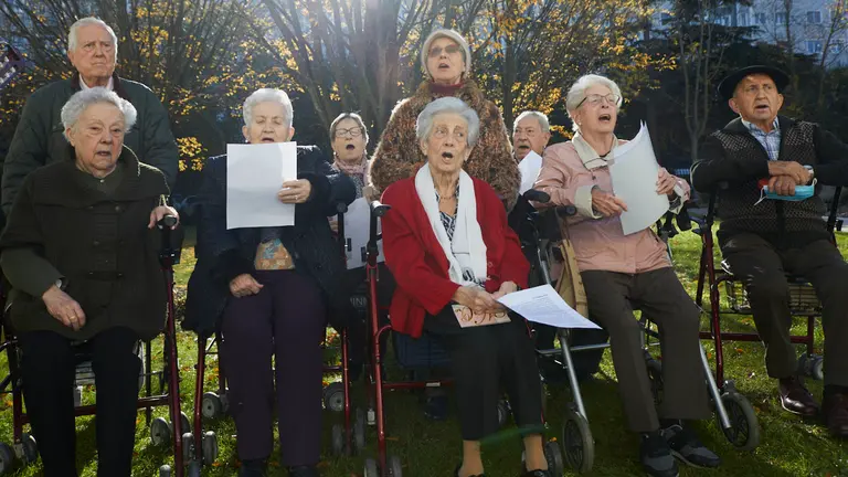 La Casa de Misericordia de Pamplona presenta 'Voces de Oro', un proyecto realizado por el grupo vocal de residentes de la Casa de Misericordia que han grabado un disco cuyos beneficios repercutirán en una obra social. IÑIGO ALZUGARAY