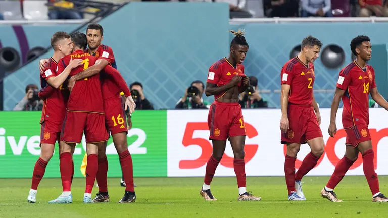 Los navarros Nico Williams y César Azpilicueta han sido titulares ante Japón. @SEFutbol