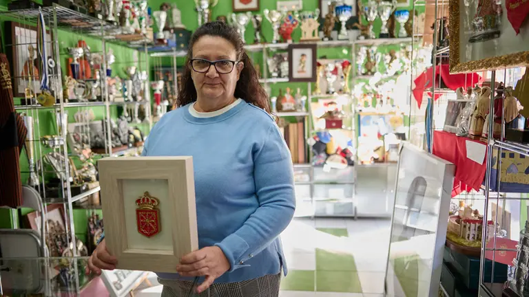 Conchi Gómez en la tienda Trofeos Sago de Pamplona. Pablo Lasaosa.