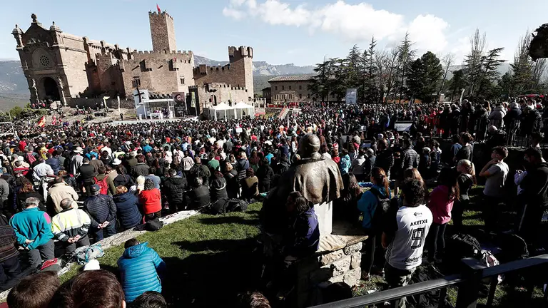Eucaristía celebrada en la explanada del Castillo de Javier durante la Javierada de 2019. EFE/ Jesus Diges