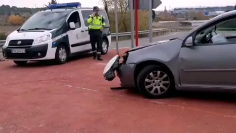 Fotografía de cómo ha quedado uno de los vehículos implicados en el choque. GUARDIA CIVIL