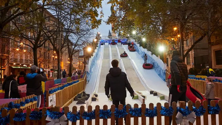 Apertura del tobogán de nieve en el Paseo Sarasate de Pamplona.IÑIGO ALZUGARAY