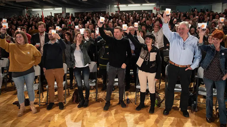 La candidata a la presidencia del Gobierno de Navarra por EH Bildu, Laura Aznal (3d), y el candidato a la alcaldía de Pamplona, Joseba Asirón (2d), junto con el coordinador nacional de la formación abertzale, Arnaldo Otegi (c), entre otros, durante el acto político celebrado este viernes en el frontón Labrit de Pamplona en donde Aznal ha reclamado soberanía "para construir una Navarra más justa y democrática". EFE/ Villar López