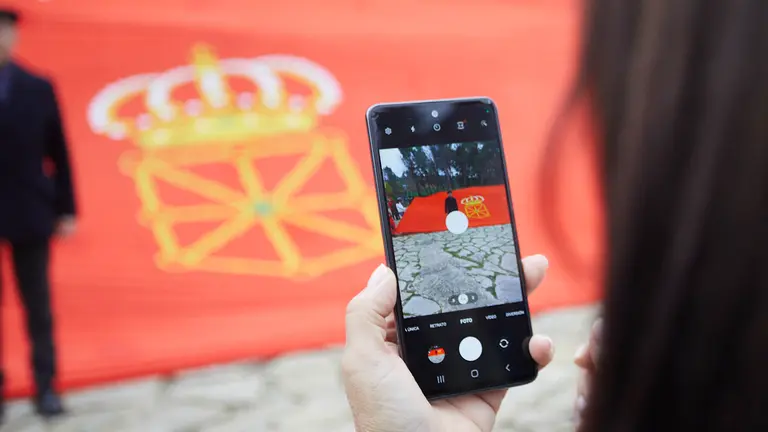 Despliegue de la bandera de Navarra en la explanada del Castillo de Javier. IÑIGO ALZUGARAY