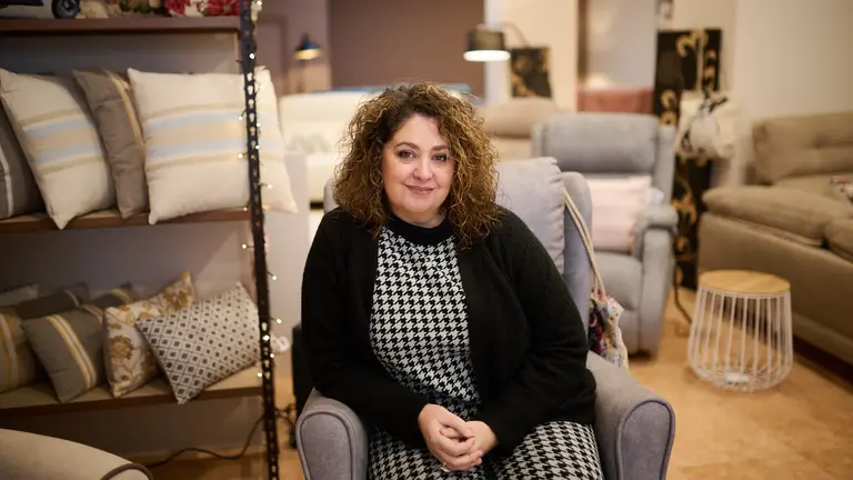 Marisa Tihista es la dueña de la tienda Sofás Home en Pamplona. PABLO LASAOSA