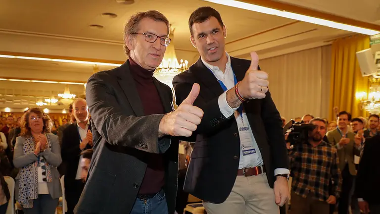 GRAFCAV3087. PAMPLONA, 04/12/2022.- El presidente nacional del partido, Alberto Núñez Feijóo (i), y el cadidato del PP en Navarra, Javier García (d), durante el acto de clausura este domingo del VIII Congreso Autonómico del partido en el que García ha sido elegido presidente de esta formación política en la comunidad Foral. EFE/ Villar López
