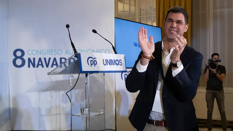 GRAFCAV3087. PAMPLONA, 04/12/2022.- El cadidato del PP en Navarra, Javier García (d), tras su intervención este domingo en el VIII Congreso Autonómico del partido en el que será elegido presidente de esta formación política en la comunidad Foral. EFE/ Villar López
