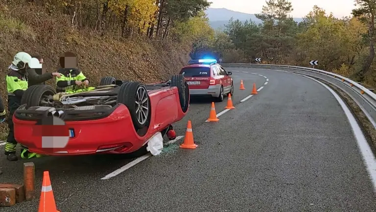 El coche quedó volcado sobre la calzada. BOMBEROS DE NAVARRA