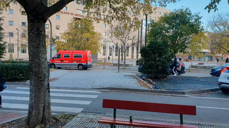 Efectivos de los distintos cuerpos policiales han acordonado el edificio de justicia.