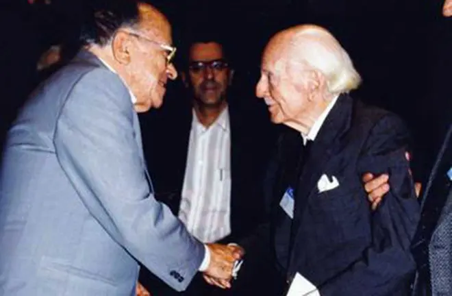 Imagen tomada a mediados de los años noventa del siglo pasado en la que se puede ver a Santiago Carrillo y Ramón Serrano Suñer, carcelero y preso de la "Modelo" madrileña en agosto de 1936, dándose la mano con fuerza.