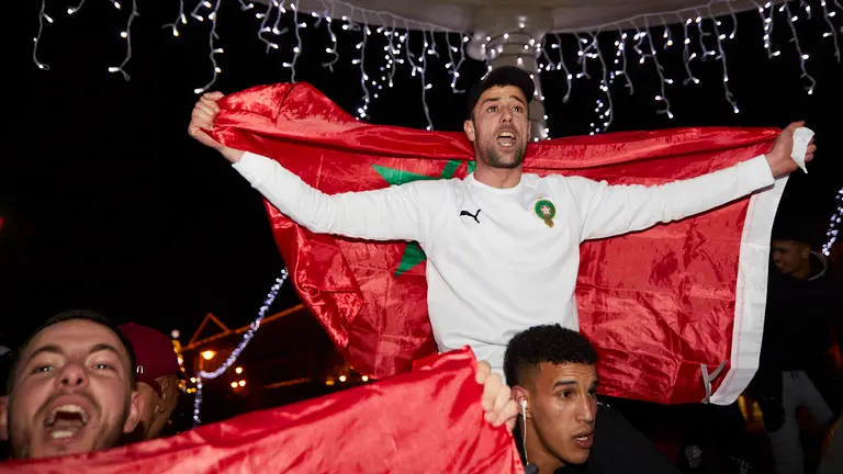 Aficionados de la comunidad marroquí en Pamplona celebran la victoria de la selección de Marruecos ante España en LOS octavos de final del Mundial de Qatar 2022. IÑIGO ALZUGARAY