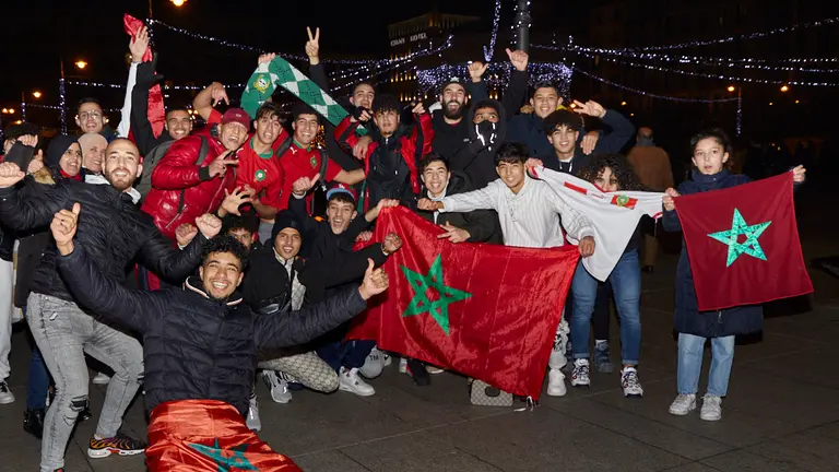Aficionados de la comunidad marroquí en Pamplona celebran la victoria de la selección de Marruecos ante España en LOS octavos de final del Mundial de Qatar 2022. IÑIGO ALZUGARAY