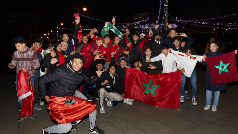Aficionados de la comunidad marroquí en Pamplona celebran la victoria de la selección de Marruecos ante España en LOS octavos de final del Mundial de Qatar 2022. IÑIGO ALZUGARAY