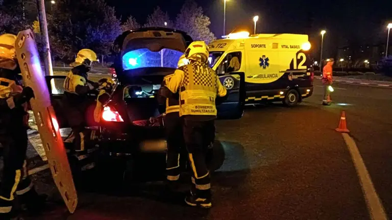 Los bomberos atienden el suceso en la variante de Burlada. BOMBEROS DE NAVARRA