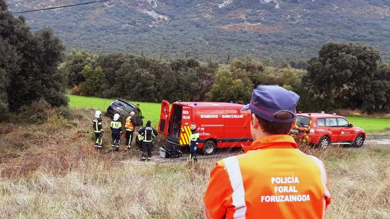 El vehículo se salió de la vía y quedó sobre un terraplén. POLICÍA FORAL