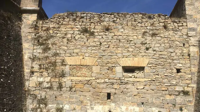 Ventanas de las antiguas cocinas de la Ciudadela de Pamplona vistas desde la Puerta de Socorro. AYUNTAMIENTO DE PAMPLONA