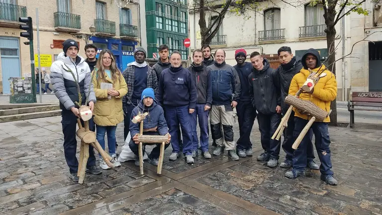 Los 17 alumnos de la Escuela Taller de Carpintería han sido los encargados de construir este peculiar rebaño de renos navideños. AYUNTAMIENTO DE PAMPLONA