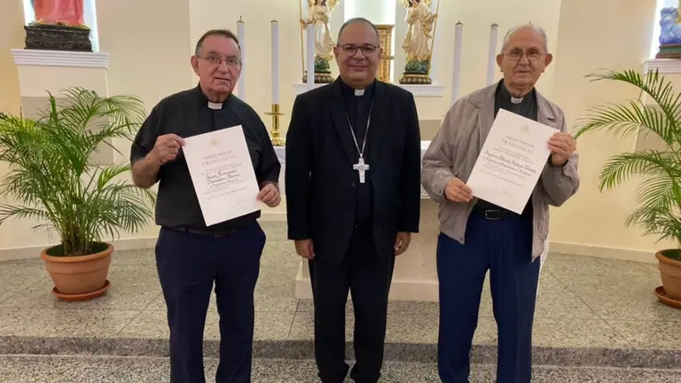 Ángel María Andueza (derecha) es párroco en un municipio de Venezuela. DIÓCESIS DE CABIMAS