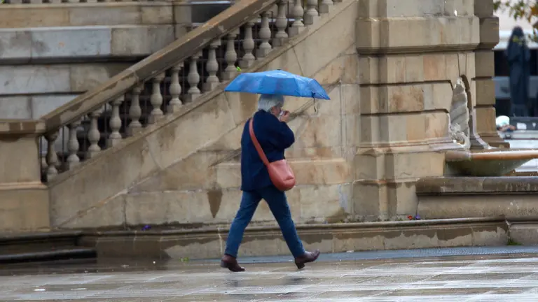 Día de lluvia y paraguas en Pamplona. IÑIGO ALZUGARAY