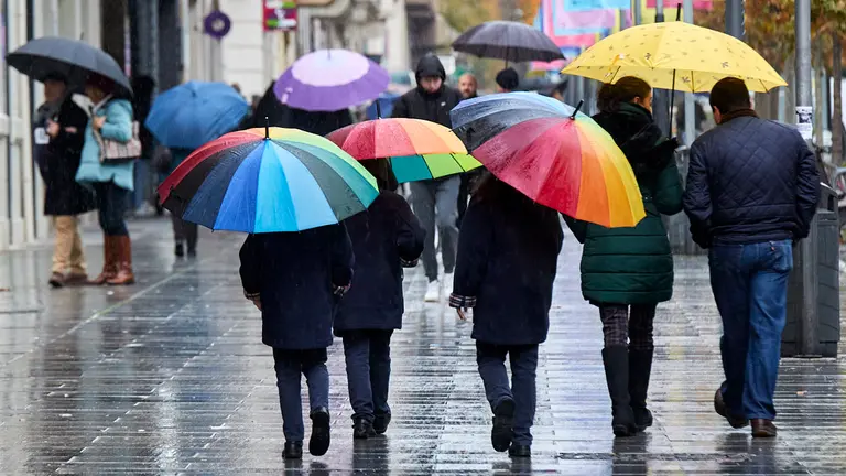 Día de lluvia y paraguas en Pamplona. IÑIGO ALZUGARAY