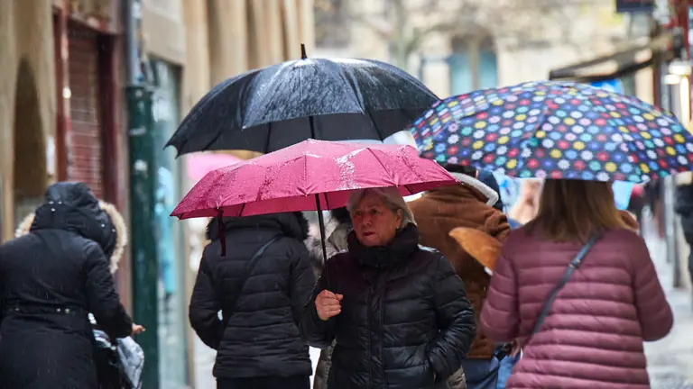 Día de lluvia y paraguas en Pamplona. IÑIGO ALZUGARAY