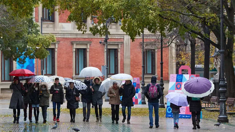 Día de lluvia y paraguas en Pamplona. IÑIGO ALZUGARAY